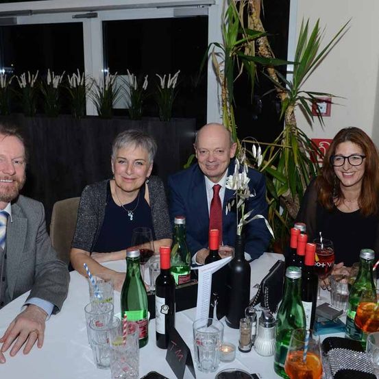 Bild enthält, People, Person, Adult, Female, Woman, Male, Man, Dining Table, Table, Face