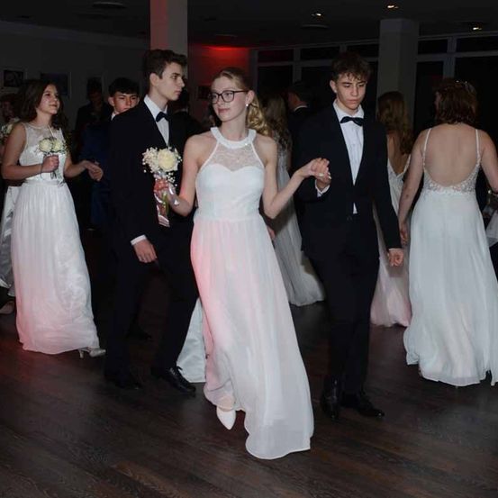 Bild enthält, Formal Wear, Suit, Dress, Gown, Tuxedo, Wedding Gown, Adult, Bride, Person, Woman