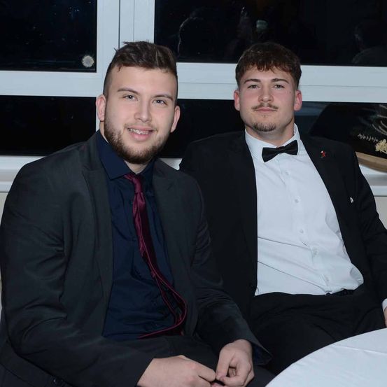 Bild enthält, Blazer, Coat, Jacket, Formal Wear, Suit, Tie, People, Person, Tuxedo, Man