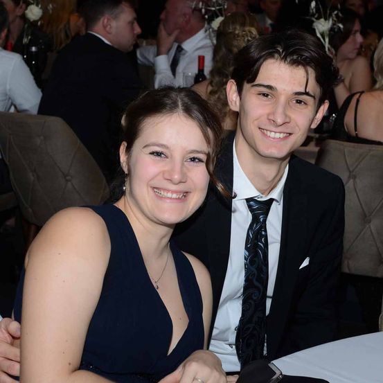 Bild enthält, Formal Wear, Suit, Blazer, Coat, Jacket, Tie, Portrait, Tuxedo, Dress, Photobombing