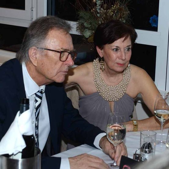 Bild enthält, Formal Wear, Glass, Suit, Tie, Couch, Person, Dining Table, Table, Bride, Woman