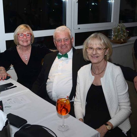 Bild enthält, Dining Table, Table, Dining Room, Formal Wear, Suit, Glass, Adult, Female, Person, Woman