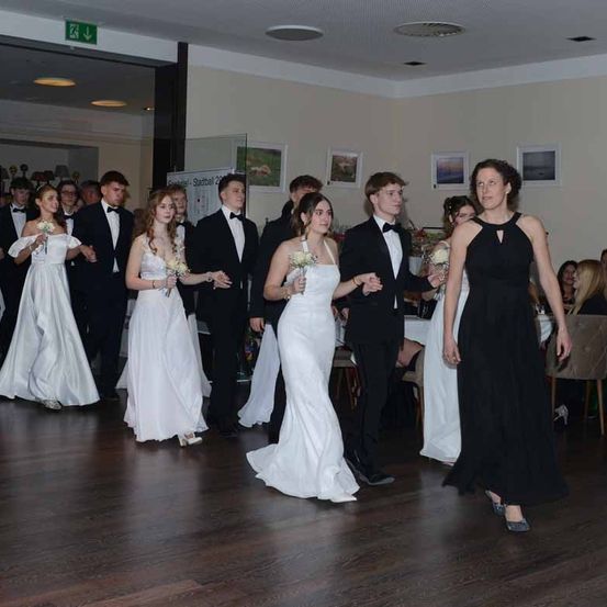 Bild enthält, Dress, Formal Wear, Suit, Gown, Wedding Gown, Adult, Female, Person, Woman, Bride