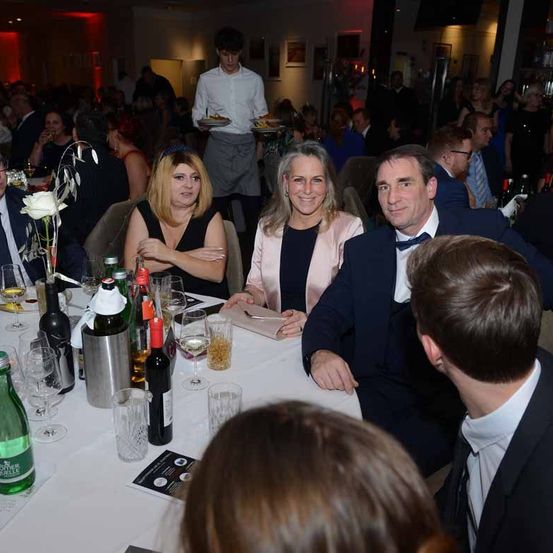 Bild enthält, Adult, Female, Person, Woman, People, Male, Man, Suit, Bride, Face