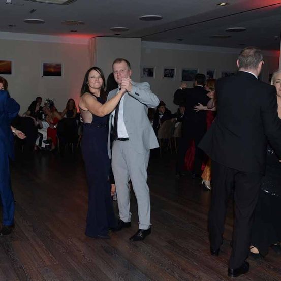 Bild enthält, Formal Wear, Suit, Dancing, Person, Adult, Bride, Female, Woman, Male, Man