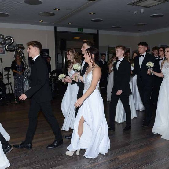 Bild enthält, Formal Wear, Suit, Dress, Gown, Wedding Gown, Adult, Bride, Female, Person, Woman