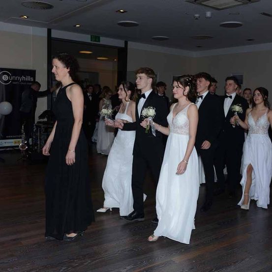 Bild enthält, Dress, Formal Wear, Suit, Gown, Adult, Female, Person, Woman, Wedding Gown, Bride