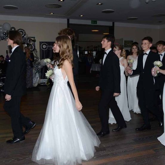 Bild enthält, Formal Wear, Suit, Dress, Gown, Wedding Gown, Adult, Bride, Female, Person, Woman