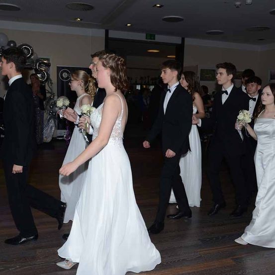 Bild enthält, Formal Wear, Suit, Dress, Gown, Wedding Gown, Adult, Bride, Female, Person, Woman