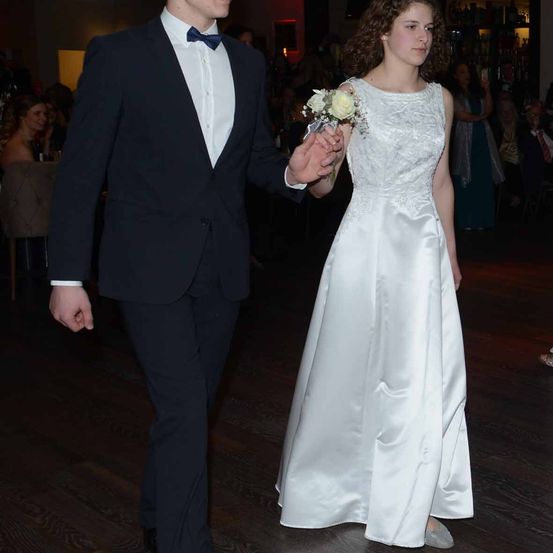 Bild enthält, Formal Wear, Suit, Dress, Fashion, Gown, Blazer, Coat, Jacket, Flower Bouquet, Tuxedo