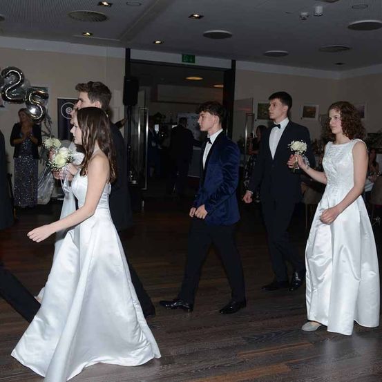 Bild enthält, Formal Wear, Suit, Dress, Gown, Wedding Gown, Adult, Bride, Female, Person, Woman