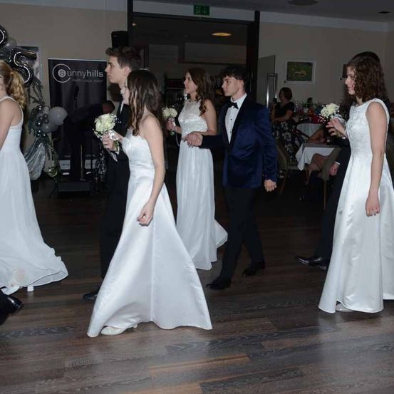 Bild enthält, Dress, Formal Wear, Suit, Gown, Wedding Gown, Adult, Bride, Female, Person, Woman