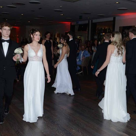 Bild enthält, Formal Wear, Dress, Suit, Fashion, Gown, Wedding Gown, Person, Adult, Bride, Woman