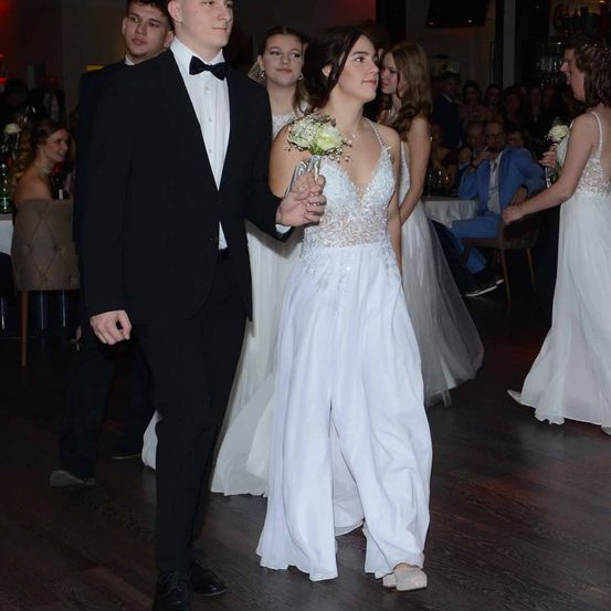 Bild enthält, Formal Wear, Suit, Dress, Tuxedo, Fashion, Gown, Wedding Gown, Blazer, Jacket, Portrait