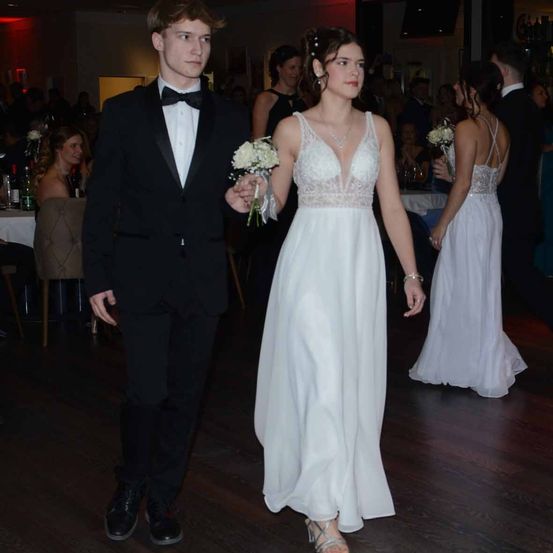 Bild enthält, Dress, Formal Wear, Suit, Fashion, Gown, Blazer, Evening Dress, Wedding Gown, Tuxedo, Person