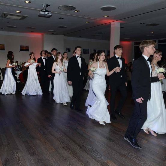 Bild enthält, Formal Wear, Suit, Dress, Gown, Wedding Gown, Person, Adult, Bride, Female, Woman