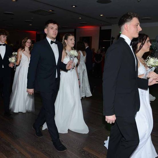 Bild enthält, Formal Wear, Suit, Dress, Tuxedo, Gown, Wedding Gown, Flower Bouquet, Bride, Person, Woman