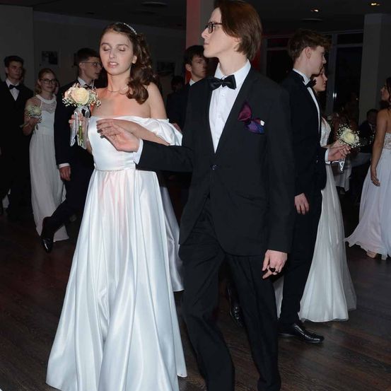 Bild enthält, Formal Wear, Suit, Dress, Tuxedo, Blazer, Coat, Jacket, Gown, Wedding Gown, Bridegroom