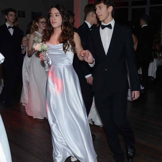 Bild enthält, Formal Wear, Suit, Dress, Blazer, Coat, Jacket, Tuxedo, Fashion, Gown, Wedding Gown