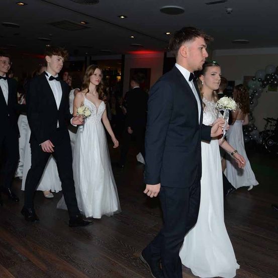 Bild enthält, Formal Wear, Suit, Dress, Blazer, Coat, Jacket, Tuxedo, Gown, Wedding Gown, Person