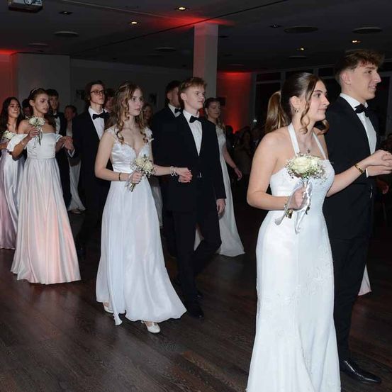 Bild enthält, Formal Wear, Suit, Dress, Gown, Wedding Gown, Adult, Bride, Female, Person, Woman