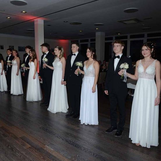 Bild enthält, Dress, Formal Wear, Gown, Wedding Gown, Suit, Adult, Bride, Female, Person, Woman