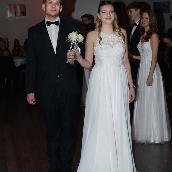 Bild enthält, Formal Wear, Suit, Dress, Fashion, Gown, Wedding Gown, Blazer, Bridegroom, Man, Person