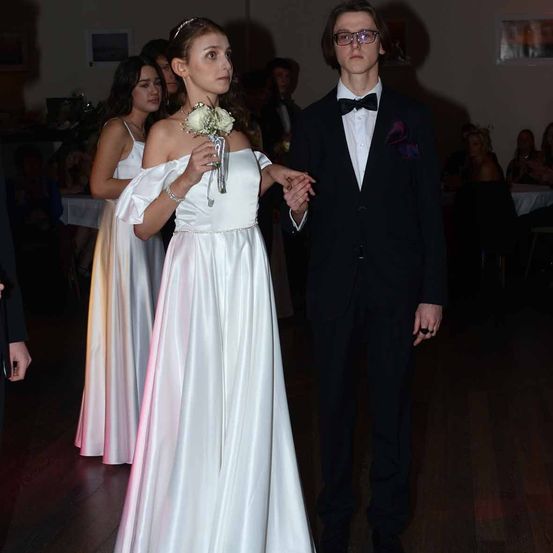 Bild enthält, Dress, Formal Wear, Suit, Fashion, Gown, Evening Dress, Wedding Gown, Tuxedo, Blazer, Coat