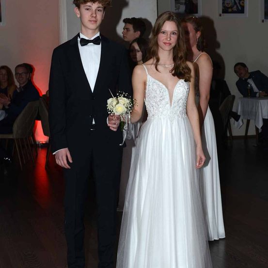 Bild enthält, Formal Wear, Suit, Dress, Fashion, Gown, Wedding Gown, Blazer, Jacket, Tuxedo, Portrait