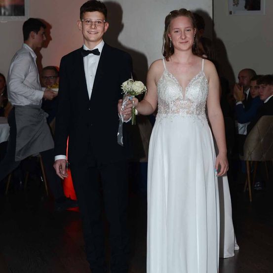 Bild enthält, Formal Wear, Suit, Dress, Fashion, Gown, Wedding Gown, Tuxedo, Flower Bouquet, Portrait, Coat