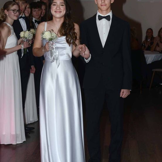 Bild enthält, Formal Wear, Suit, Dress, Tuxedo, Fashion, Gown, Wedding Gown, Portrait, Blazer, Coat