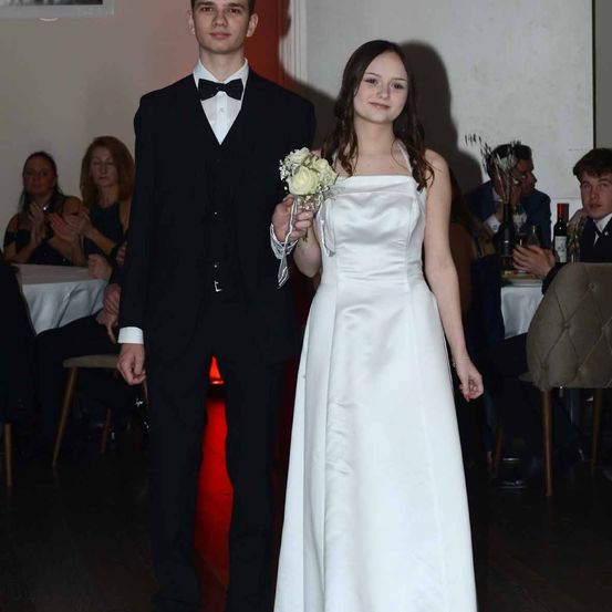 Bild enthält, Formal Wear, Suit, Blazer, Coat, Dress, Fashion, Gown, Wedding Gown, Tuxedo, Portrait