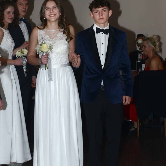 Bild enthält, Formal Wear, Suit, Dress, Fashion, Gown, Wedding Gown, Blazer, Jacket, Tuxedo, Portrait