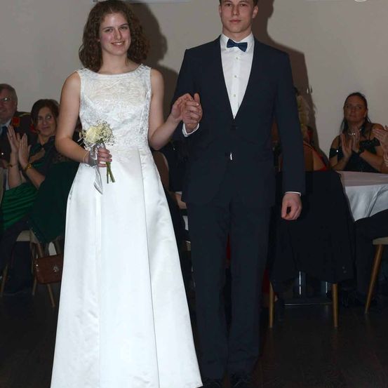 Bild enthält, Formal Wear, Suit, Blazer, Coat, Jacket, Dress, Portrait, Tuxedo, Gown, Wedding Gown