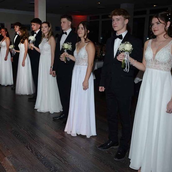 Bild enthält, Dress, Formal Wear, Fashion, Gown, Wedding Gown, Suit, Adult, Bride, Person, Woman