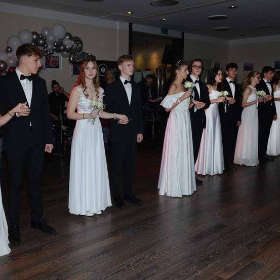 Bild enthält, Dress, Formal Wear, Fashion, Gown, Wedding Gown, Suit, Person, Adult, Bride, Woman