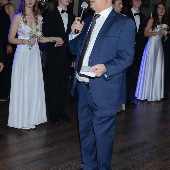 Bild enthält, Formal Wear, Suit, Blazer, Adult, Bride, Female, Person, Woman, Male, Man