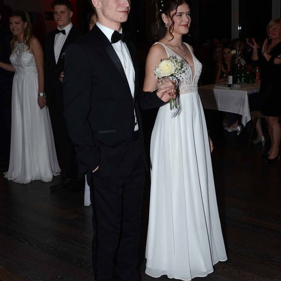 Bild enthält, Formal Wear, Suit, Dress, Fashion, Gown, Blazer, Coat, Jacket, Wedding Gown, Tuxedo