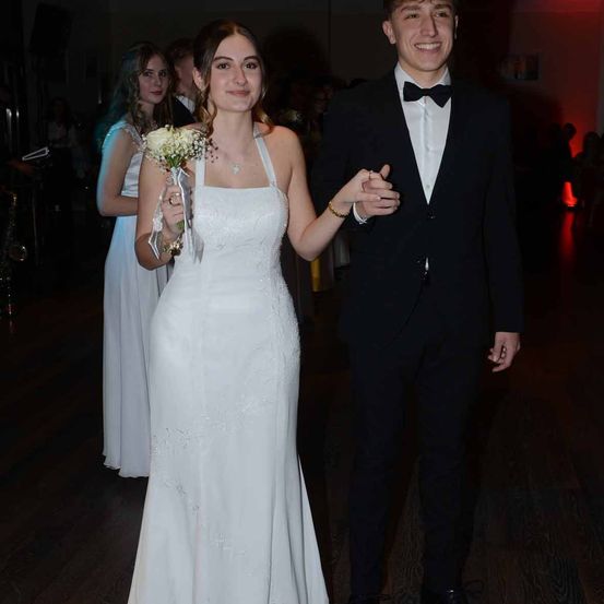 Bild enthält, Formal Wear, Suit, Blazer, Coat, Jacket, Dress, Tuxedo, Gown, Portrait, Wedding Gown