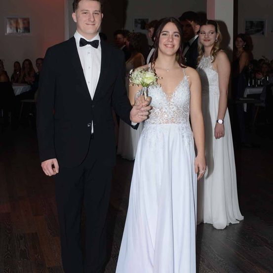 Bild enthält, Formal Wear, Suit, Dress, Fashion, Gown, Wedding Gown, Flower Bouquet, Blazer, Jacket, Tuxedo