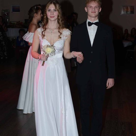 Bild enthält, Formal Wear, Dress, Suit, Fashion, Gown, Wedding Gown, Blazer, Evening Dress, Tuxedo, Portrait