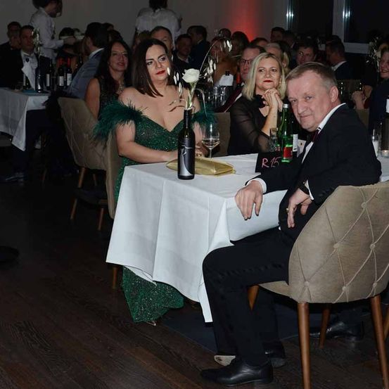 Bild enthält, Person, Formal Wear, Suit, Adult, Female, Woman, Male, Man, Bride, Face