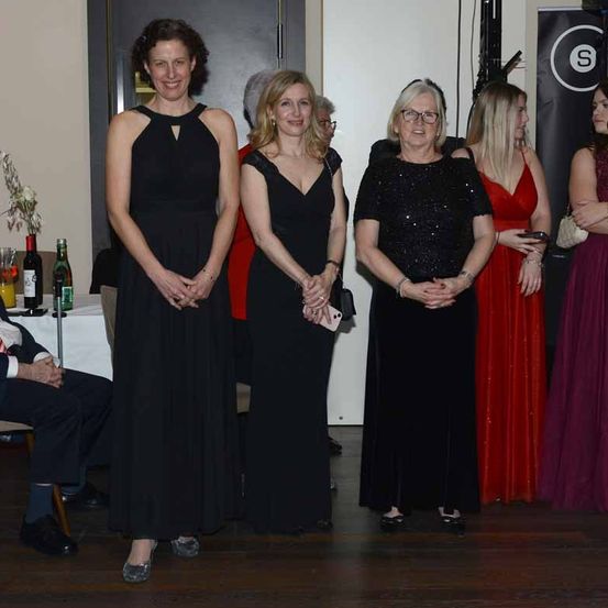 Bild enthält, Dress, Evening Dress, Formal Wear, Adult, Female, Person, Woman, Fashion, Bride, Man