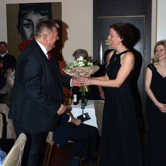 Bild enthält, Flower Arrangement, Flower Bouquet, Formal Wear, Suit, Potted Plant, Dress, Tuxedo, Coat, Blazer, Portrait