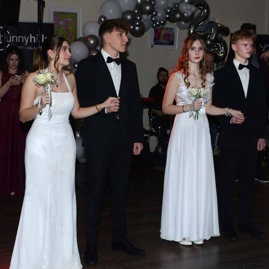 Bild enthält, Formal Wear, Suit, Dress, Gown, Wedding Gown, Adult, Bride, Female, Person, Woman