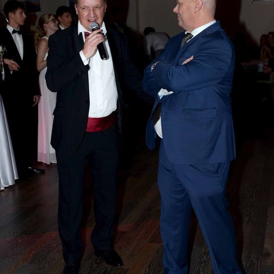 Bild enthält, Formal Wear, Suit, Tuxedo, Blazer, Jacket, Tie, Adult, Male, Man, Person