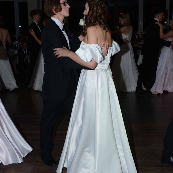 Bild enthält, Formal Wear, Suit, Dress, Fashion, Gown, Wedding Gown, Tuxedo, Bridegroom, Person, Bride