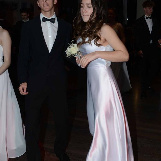 Bild enthält, Formal Wear, Suit, Tuxedo, Dress, Blazer, Jacket, Fashion, Evening Dress, Gown, Tie