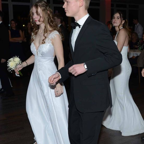 Bild enthält, Formal Wear, Suit, Dress, Fashion, Gown, Tuxedo, Wedding Gown, Blazer, Flower Bouquet, Person