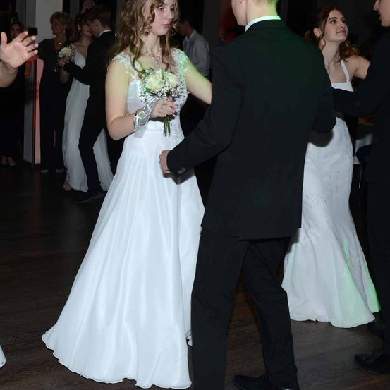 Bild enthält, Formal Wear, Suit, Dress, Fashion, Gown, Tuxedo, Wedding Gown, Portrait, Blazer, Bridegroom